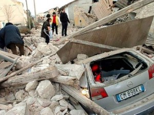 f_892ecd7abf7ac5ad50eefb3f63e07d3f Una strada devastata dal terremoto